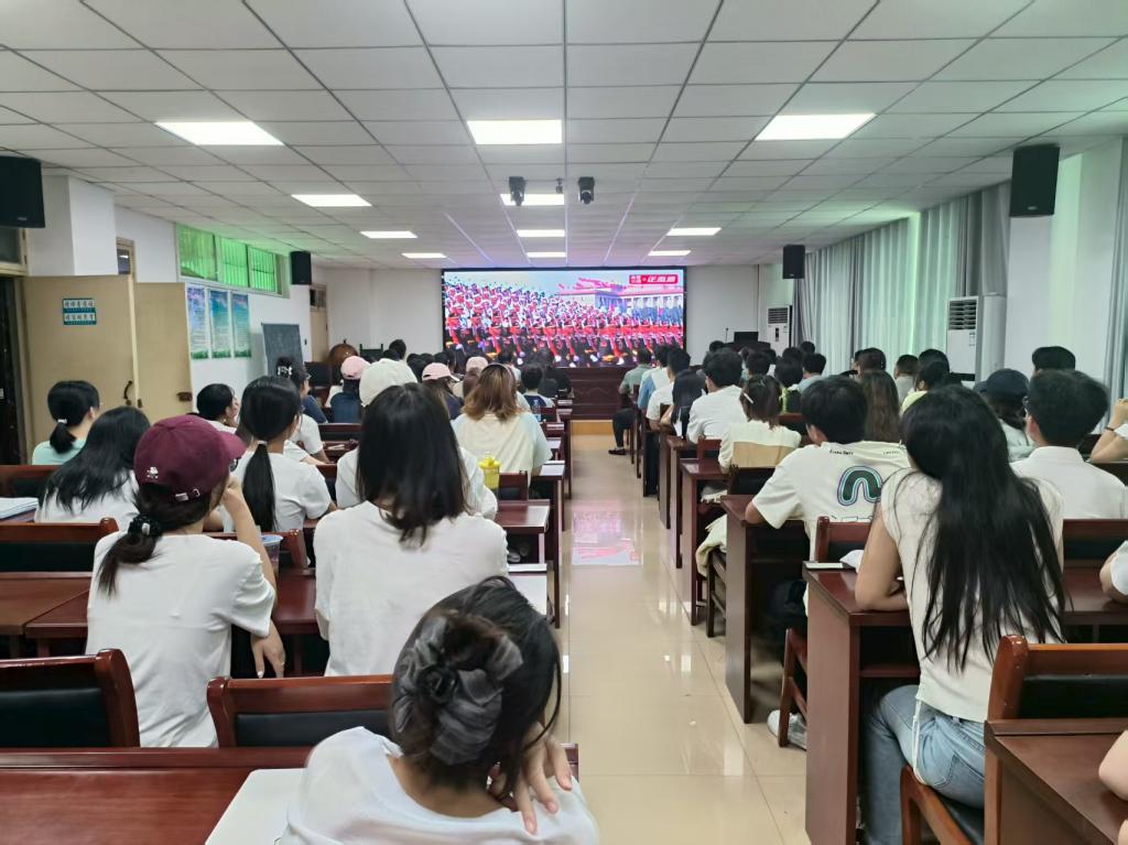 太阳集团tyc4633组织师生集中观看中国人民抗日战争暨世界反法西斯战争胜利80周年阅兵式